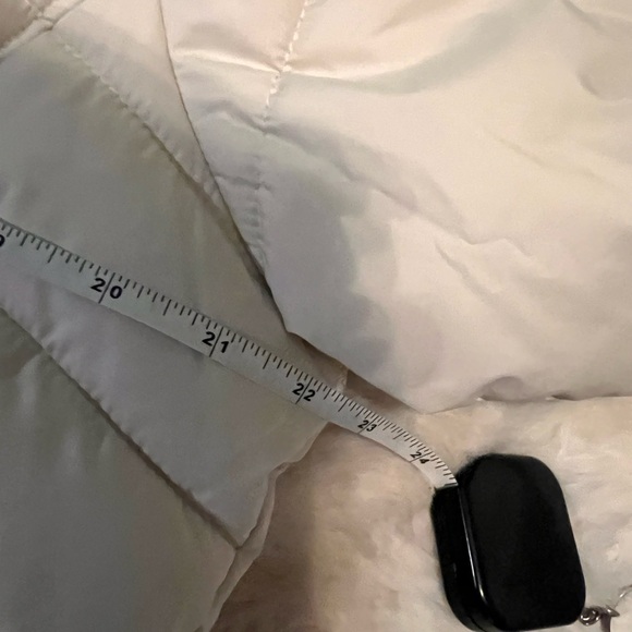 Cream colored Columbia puffer with fur hood also has removable hood - Picture 10 of 10